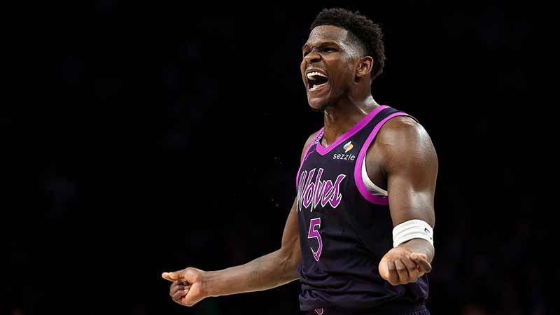 积雪已覆盖球场，加拿大联赛球员在雪战中完成潇洒倒钩得分